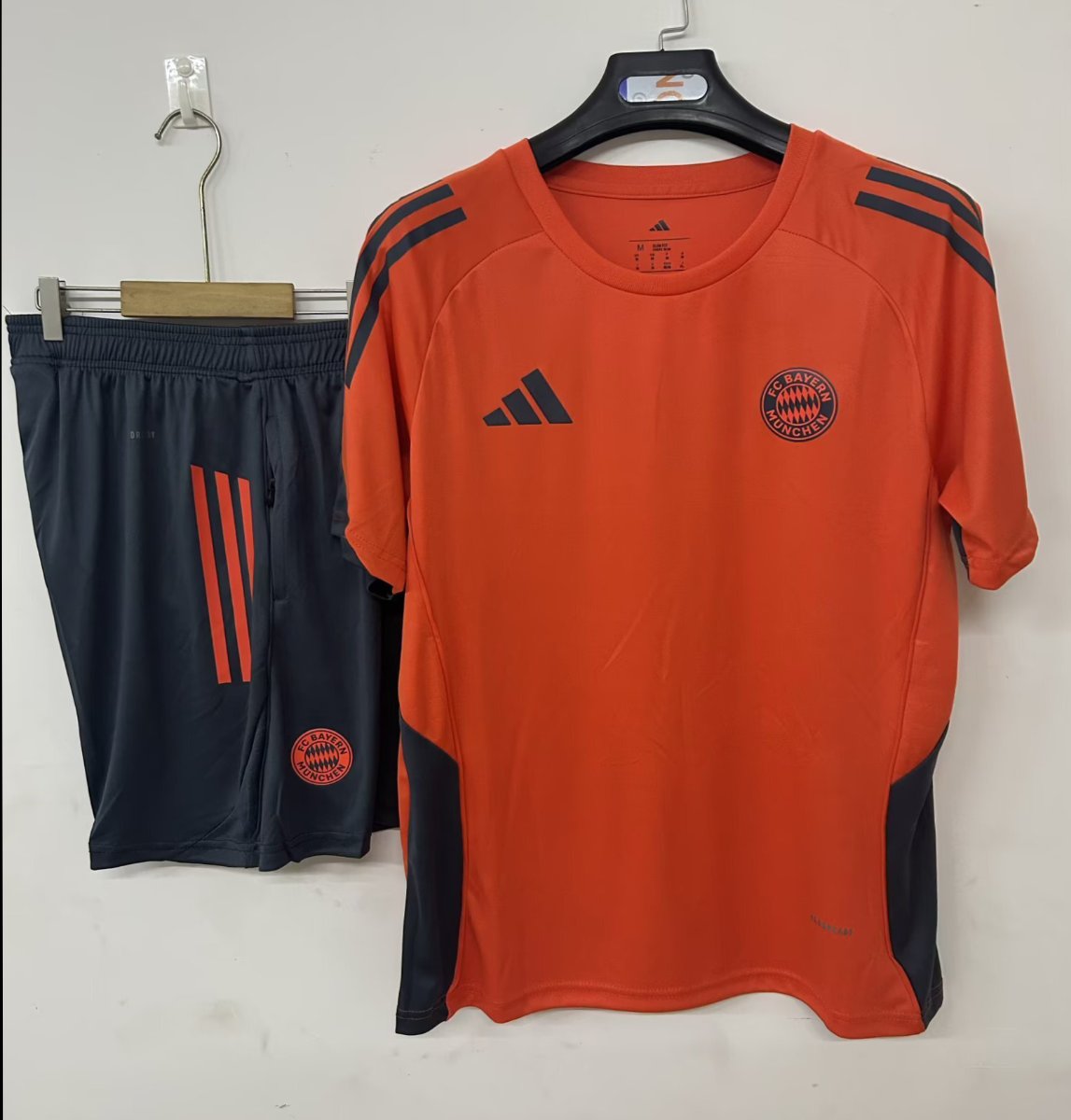 25/26 Bayern Munich Training Jersey Orange+ Shorts